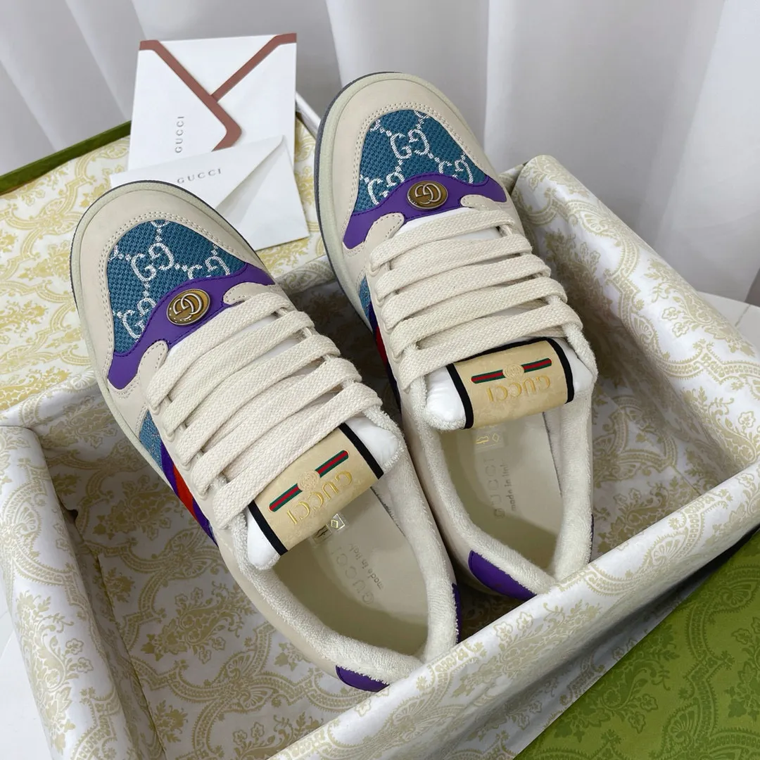 Ex-factory price: 540💰 GUCCI Gucci's newly upgraded back cover lining, top-notch old dirty shoes, classic casual sports shoes for couples, retro sneakers and old G family dirty shoes, updated at the counter simultaneously! ①The shoe upper has the same water-based edge coating process as the original version⚠️The ordinary oil edges on the market have a strong glue feel and are easy to fall off! Grade A first-layer nubuck leather (with pores)/matching computer embroidered double G cloth, high-density terry velvet lining. ② A PVC transparent small round mark sealing line is added to the details of the midsole. The mold is opened six times and the jewelry craftsmanship is used to customize the two-color double G buckle, striving to be the same as the original version. A pair of buttons is more than three times more expensive than ordinary buckles on the market. ③An old two-color washable label, the chip is placed on the outer waist of the right foot, the entire shoe is completely hollowed out with rubber technology, TUP material (rubber to distinguish the market) with the latest green packaging from the counter, 3D printed handbag, and a pair of shoelaces. There is no pressure when entering and exiting the counter. You can buy a 1:1 accurate replica of the original version and modify and upgrade it repeatedly. The details are perfectly restored, the materials are all customized, and they are truly top-notch. Please look at the details clearly to identify the quality. Upper: First-layer frosted cowhide/embroidered double G cloth. Lining: original high-density velvet lining. Foot pads: original pearlescent sheepskin. Outsole: private molded vacuum TPU material. Packaging: original top-grade full set packaging at the counter. Shoe size: women's size 35-40, men's size 39-44 (men's size 38, 45🉑️customized, non-returnable)